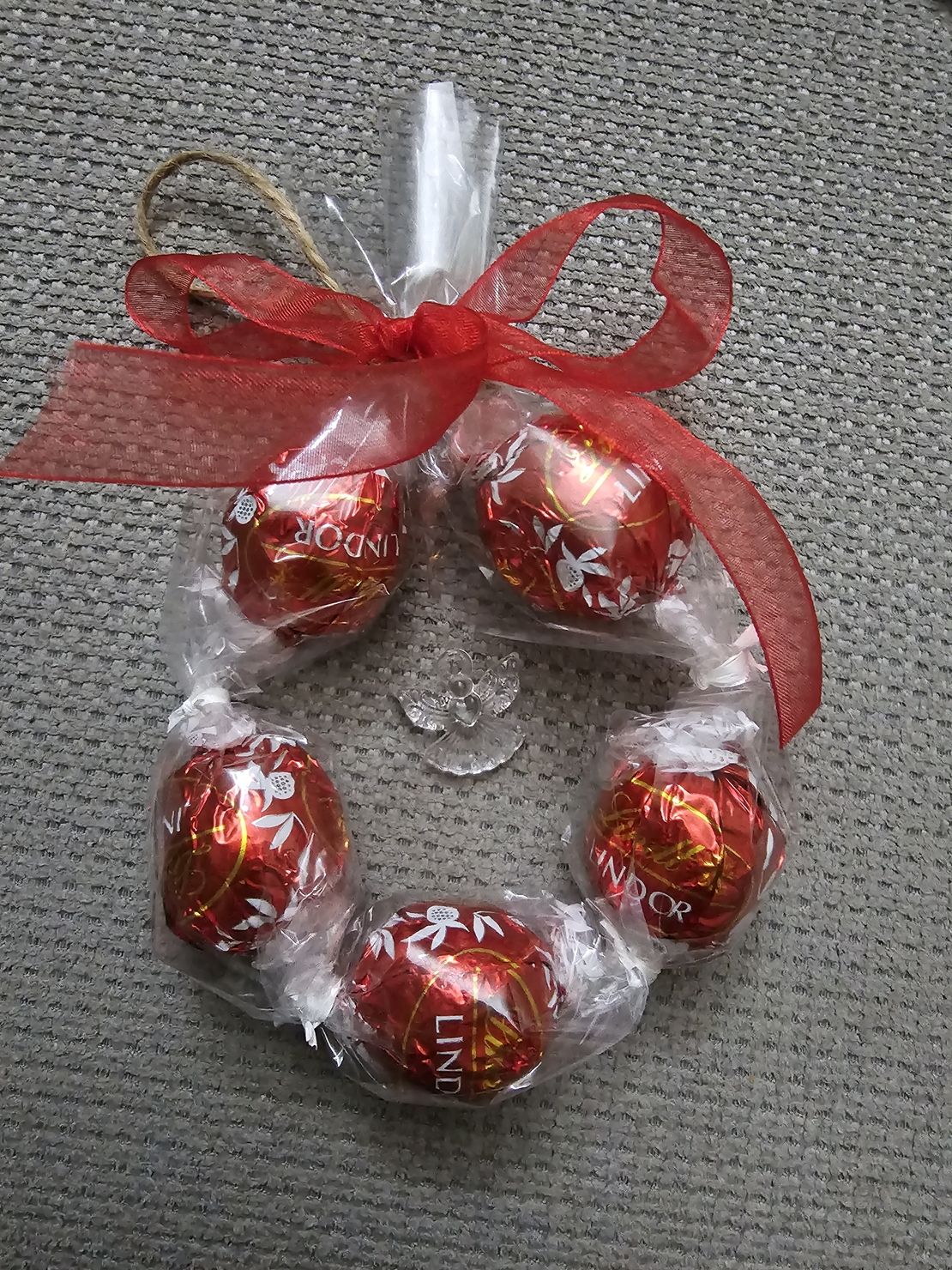 Играчка за закачане с бонбони  Lindor