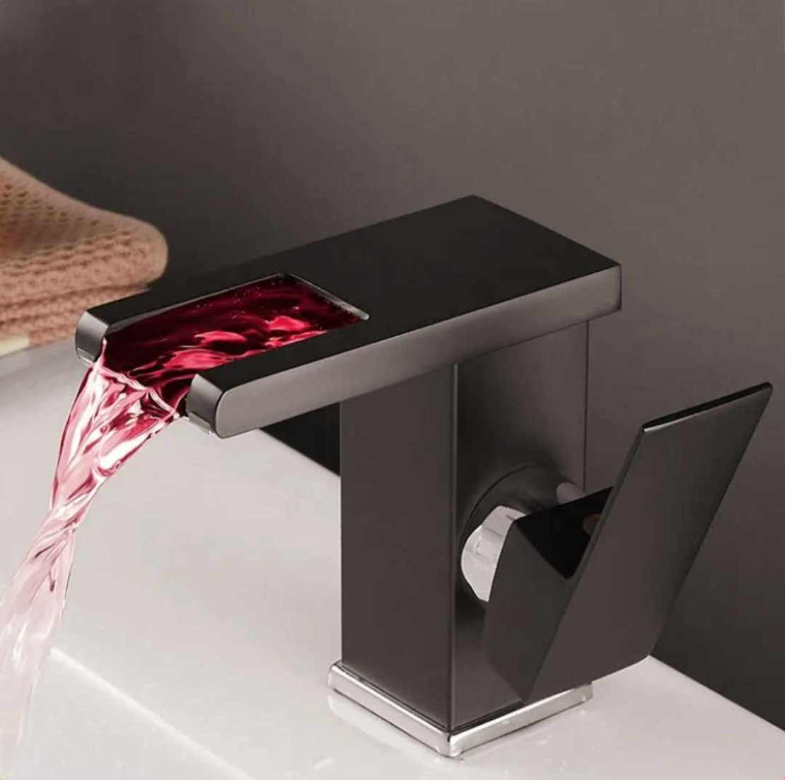 Луксозен матов черен смесител водопад за мивка Хидроелектрически LED