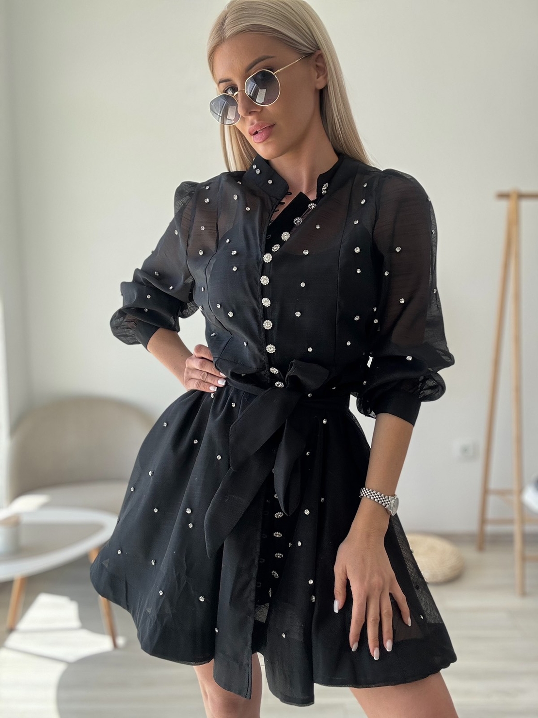 Черна рокля с камъни