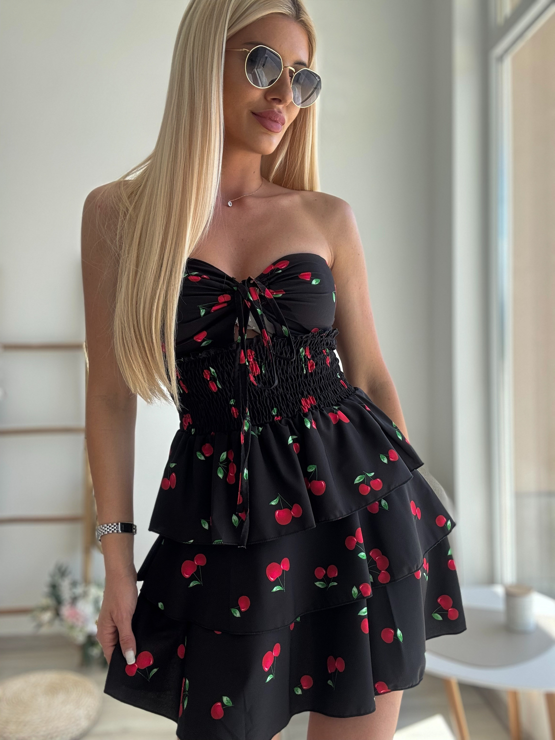 Черна къса рокля с череши