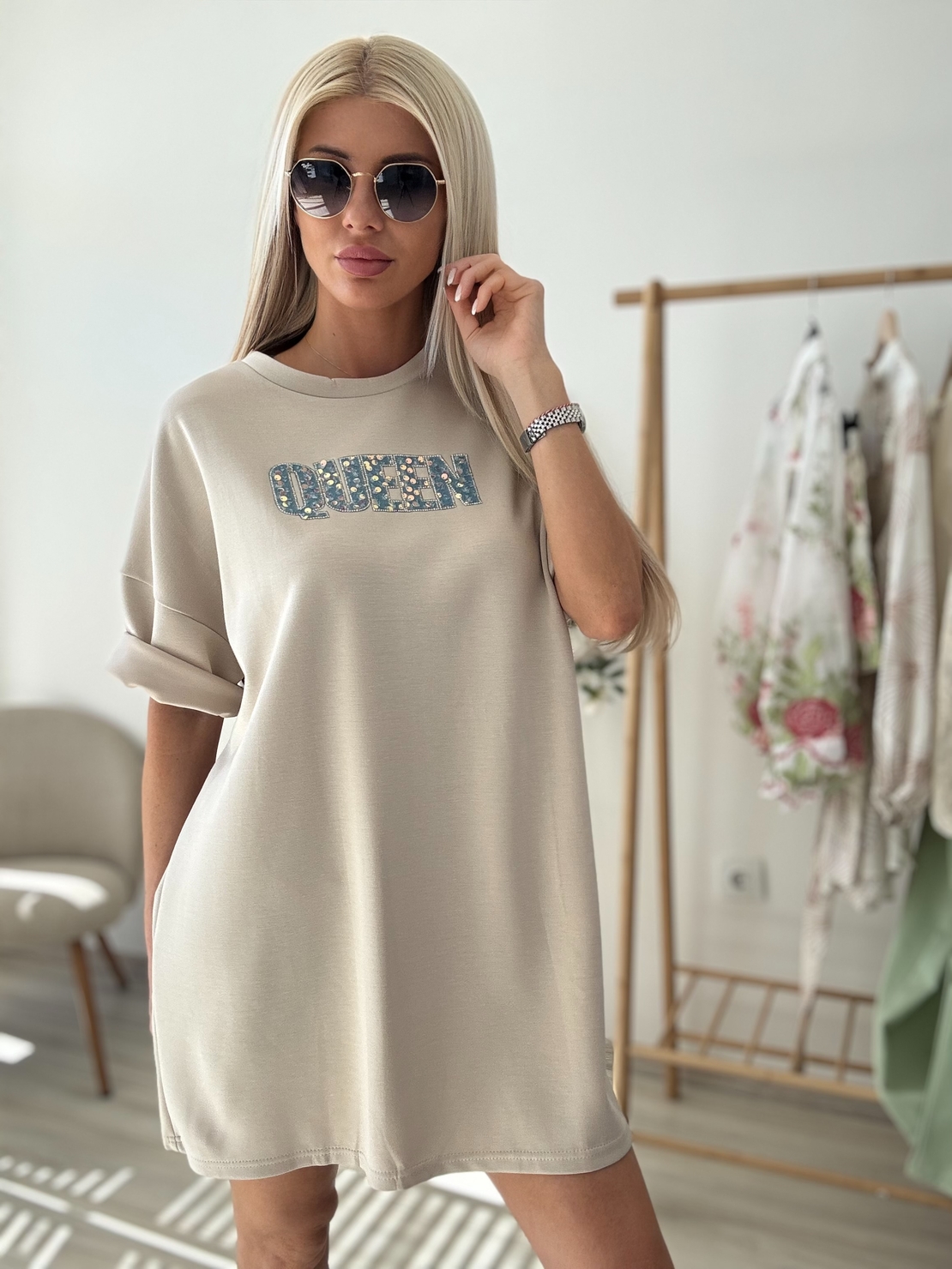 Бежова рокля Queen