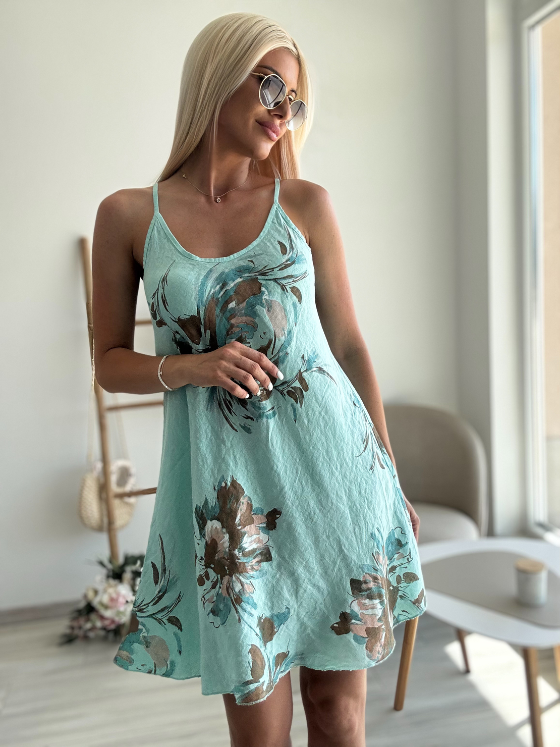 Ленена ментова рокля с цветя