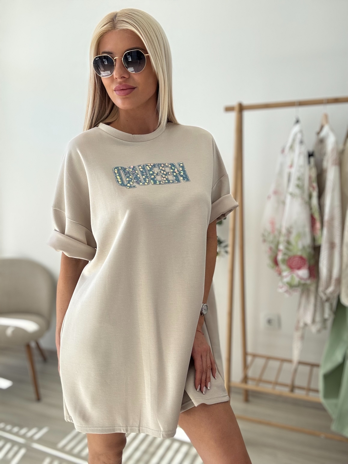 Бежова рокля Queen