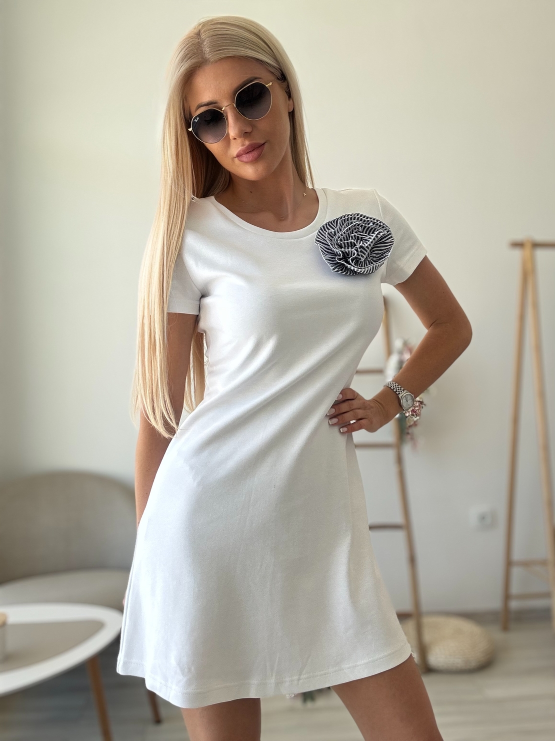 Бяла памучна рокля с роза
