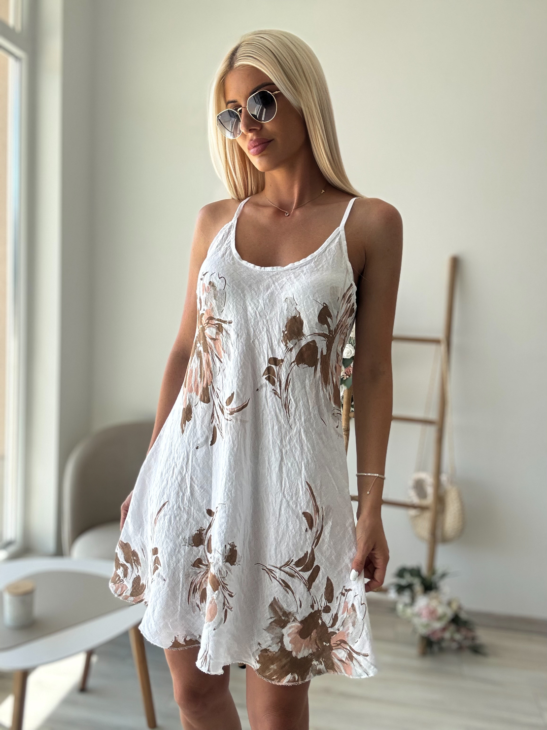 Бяла ленена рокля на цветя