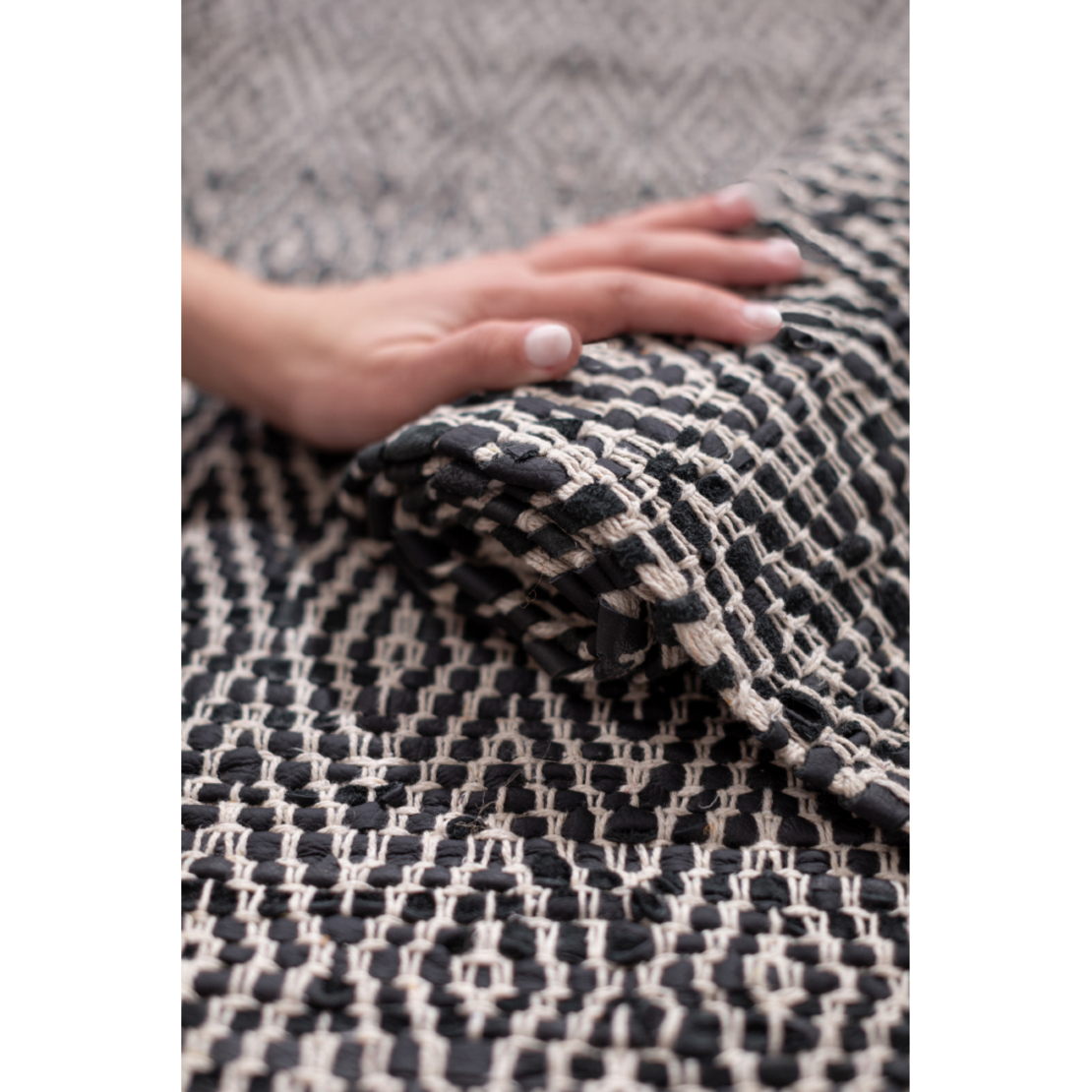 ROMBO CARPET LEATHER BLACK BEIGE 70x150cm IN