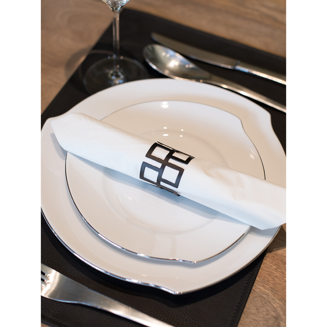 QUADRATE CASE NAPKIN RING METAL BLACK 4x4xH4cm IN