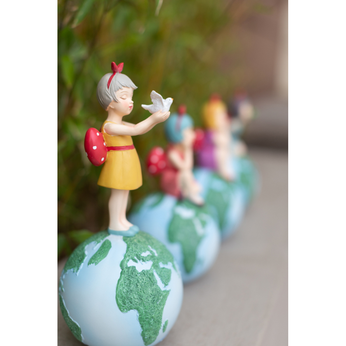 TRAVEL GIRL 1 DECO POLYRESIN MULTICOLOR D12,5xH29c