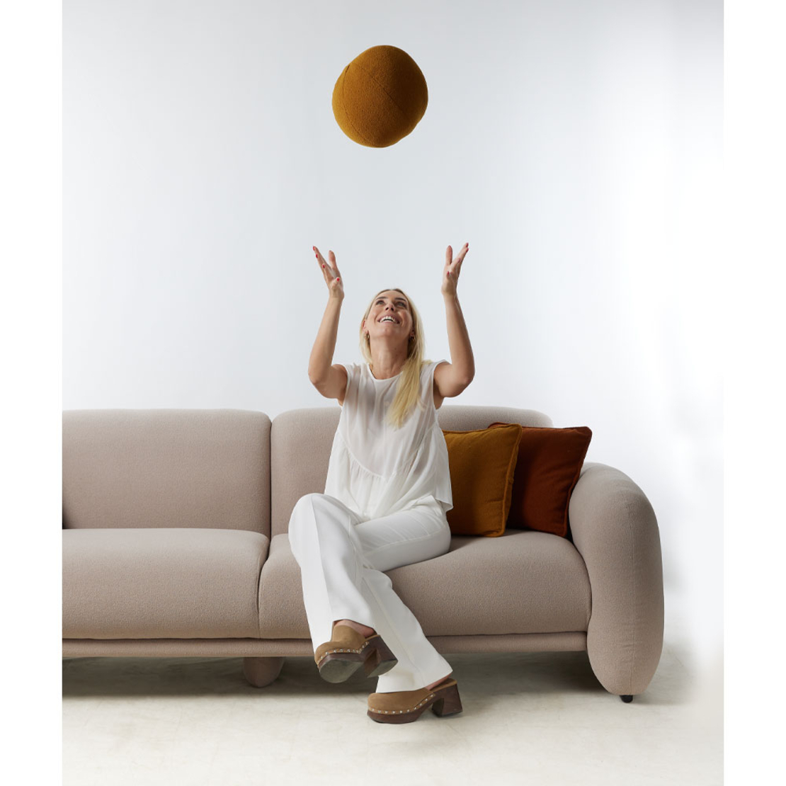 PUFFY SOFA 3SEAT FABRIC CREAM TR