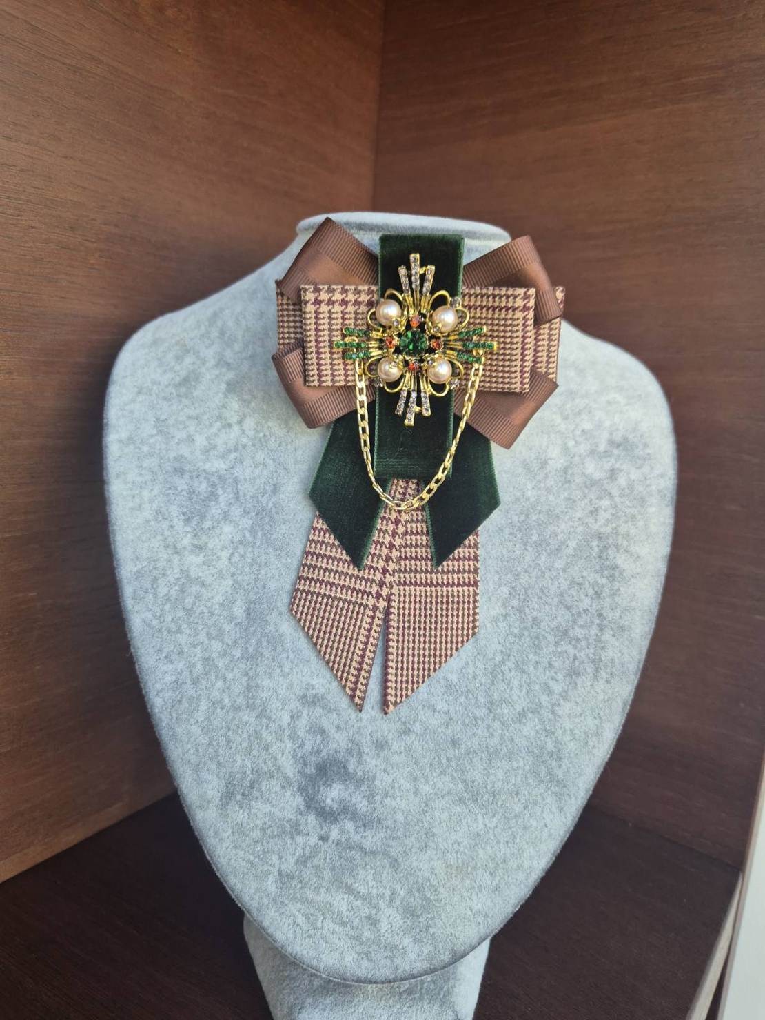 Chocolate brown bow brooch