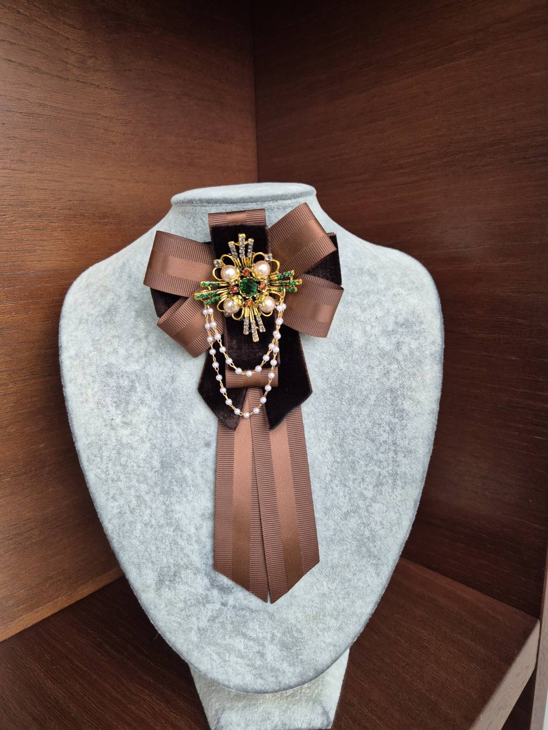 Chocolate brown bow brooch