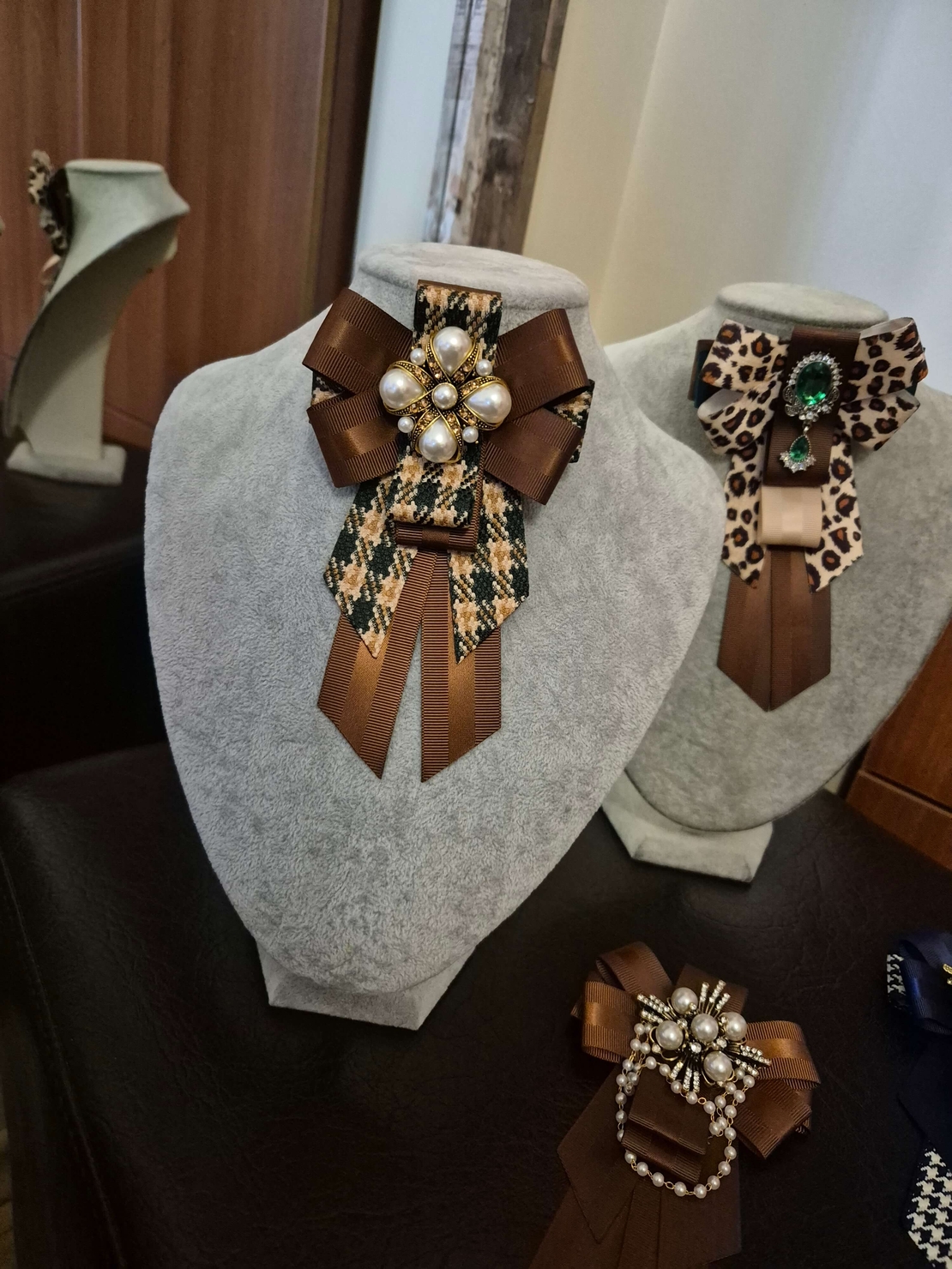 Green and brown bow brooch