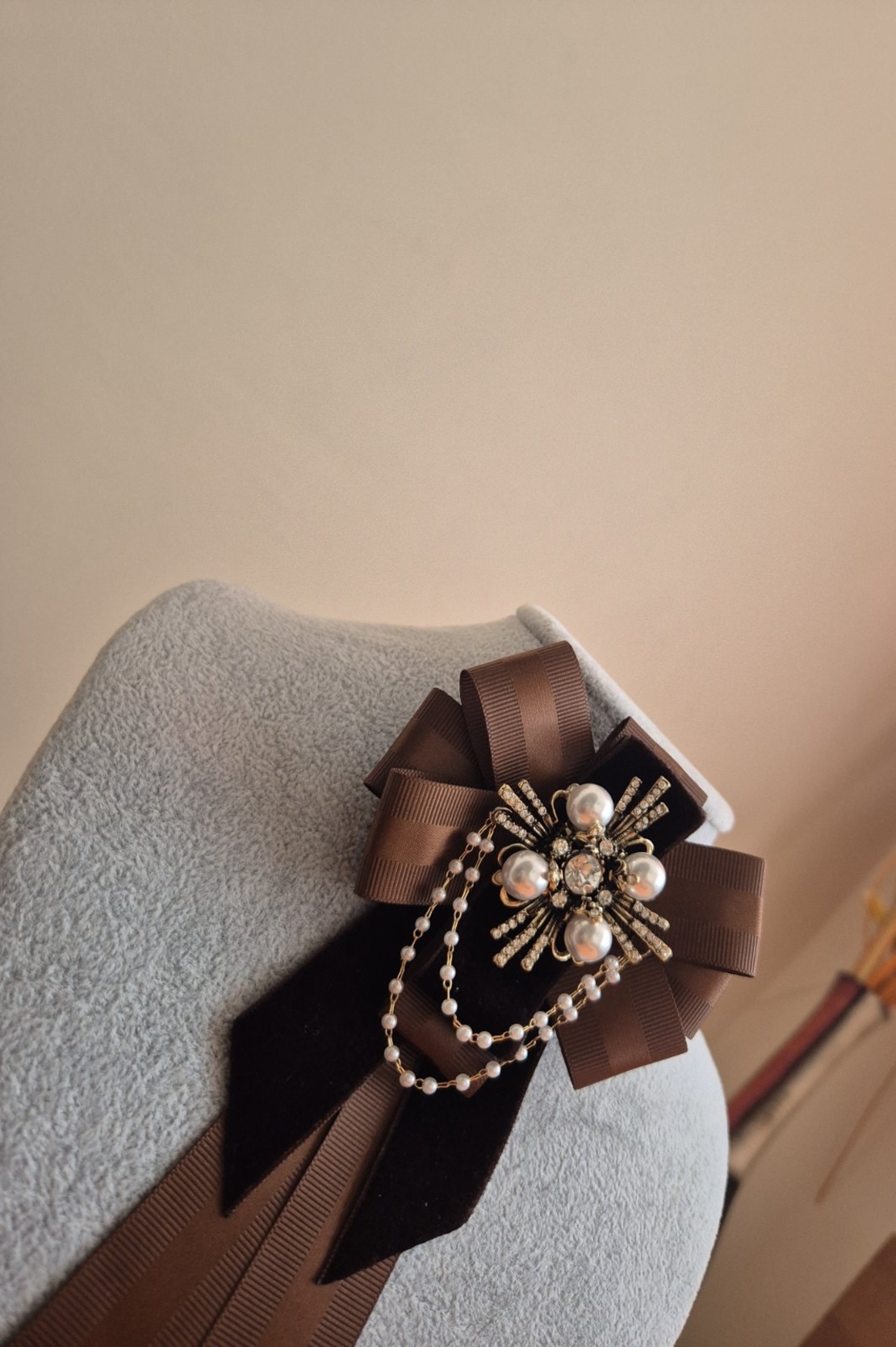 Chocolate brown bow brooch