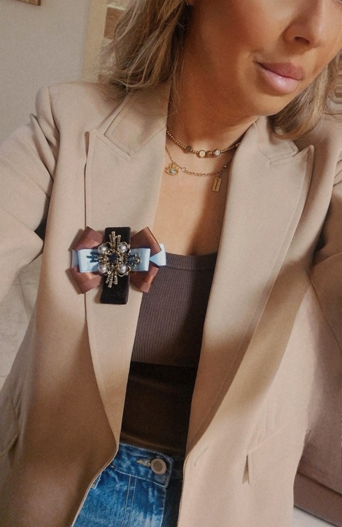 Chocolate brown mini brooch