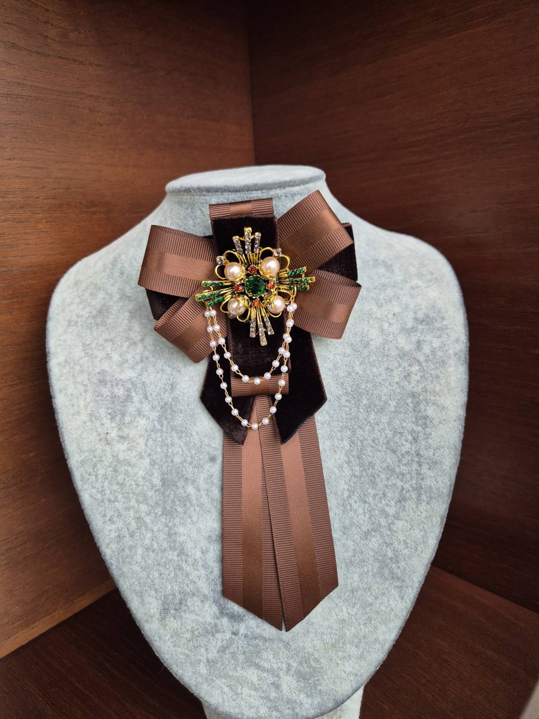 Chocolate brown bow brooch