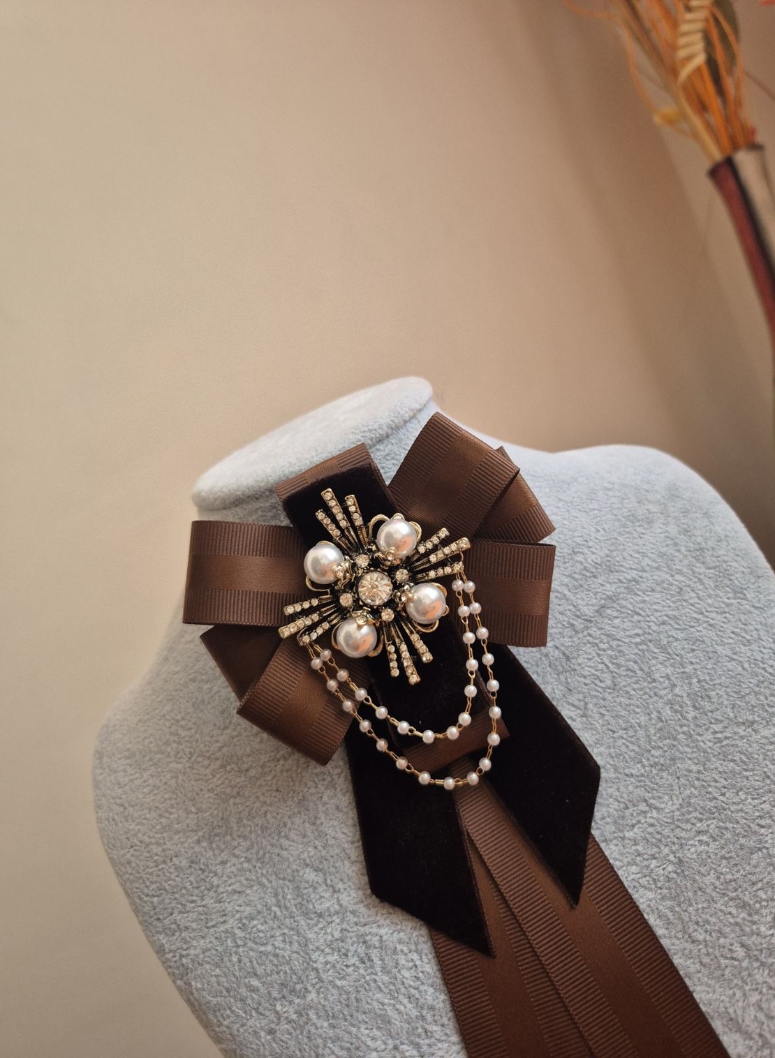 Chocolate brown bow brooch