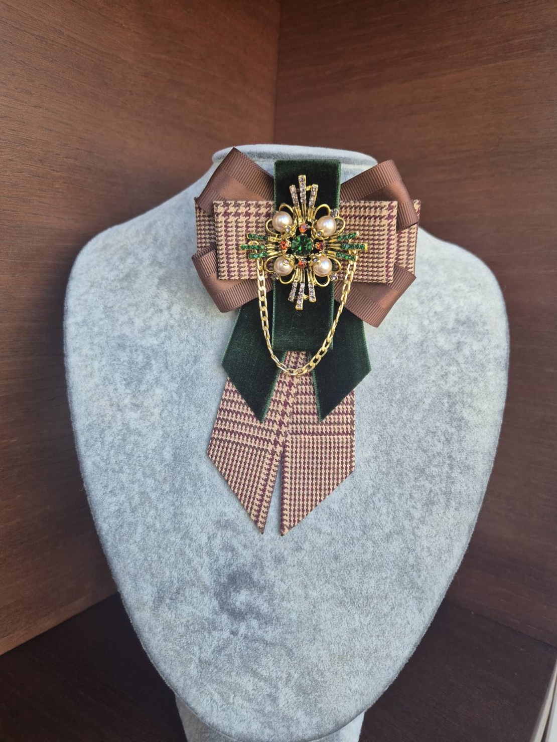 Chocolate brown bow brooch