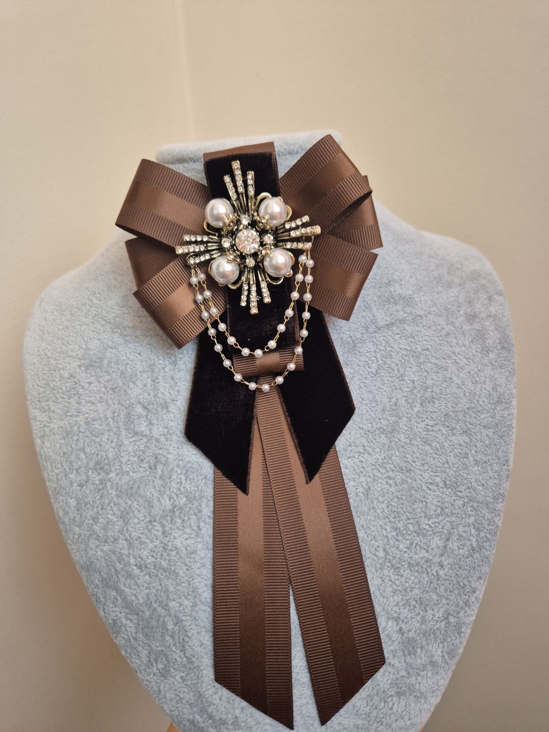 Chocolate brown bow brooch