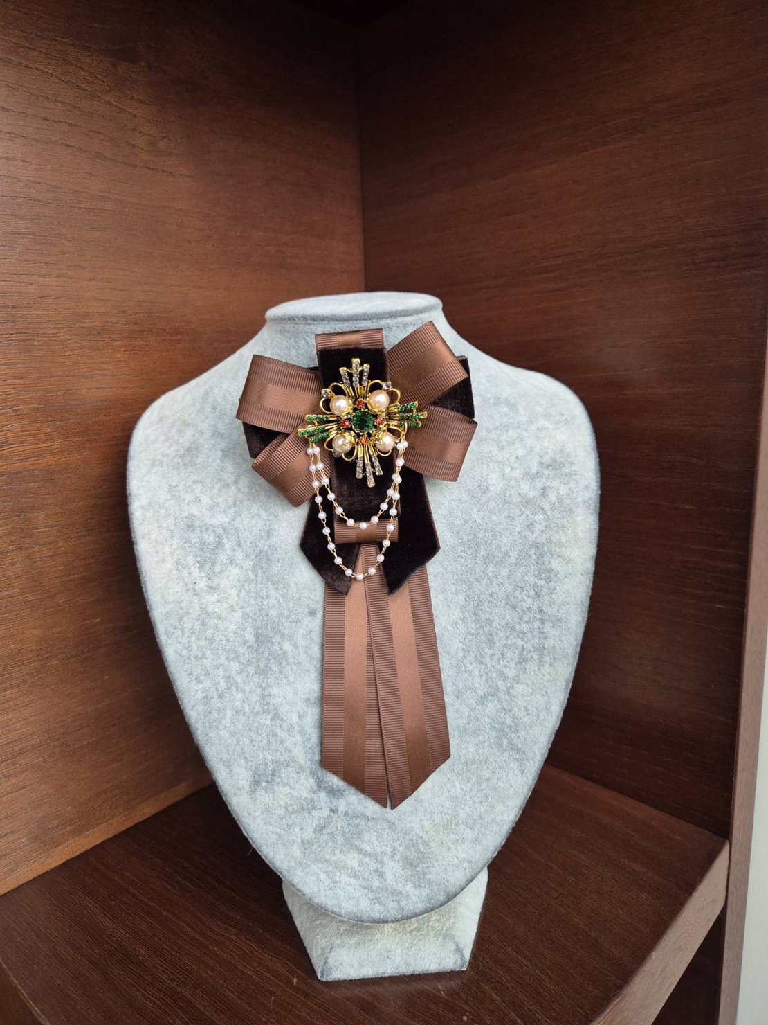 Chocolate brown bow brooch