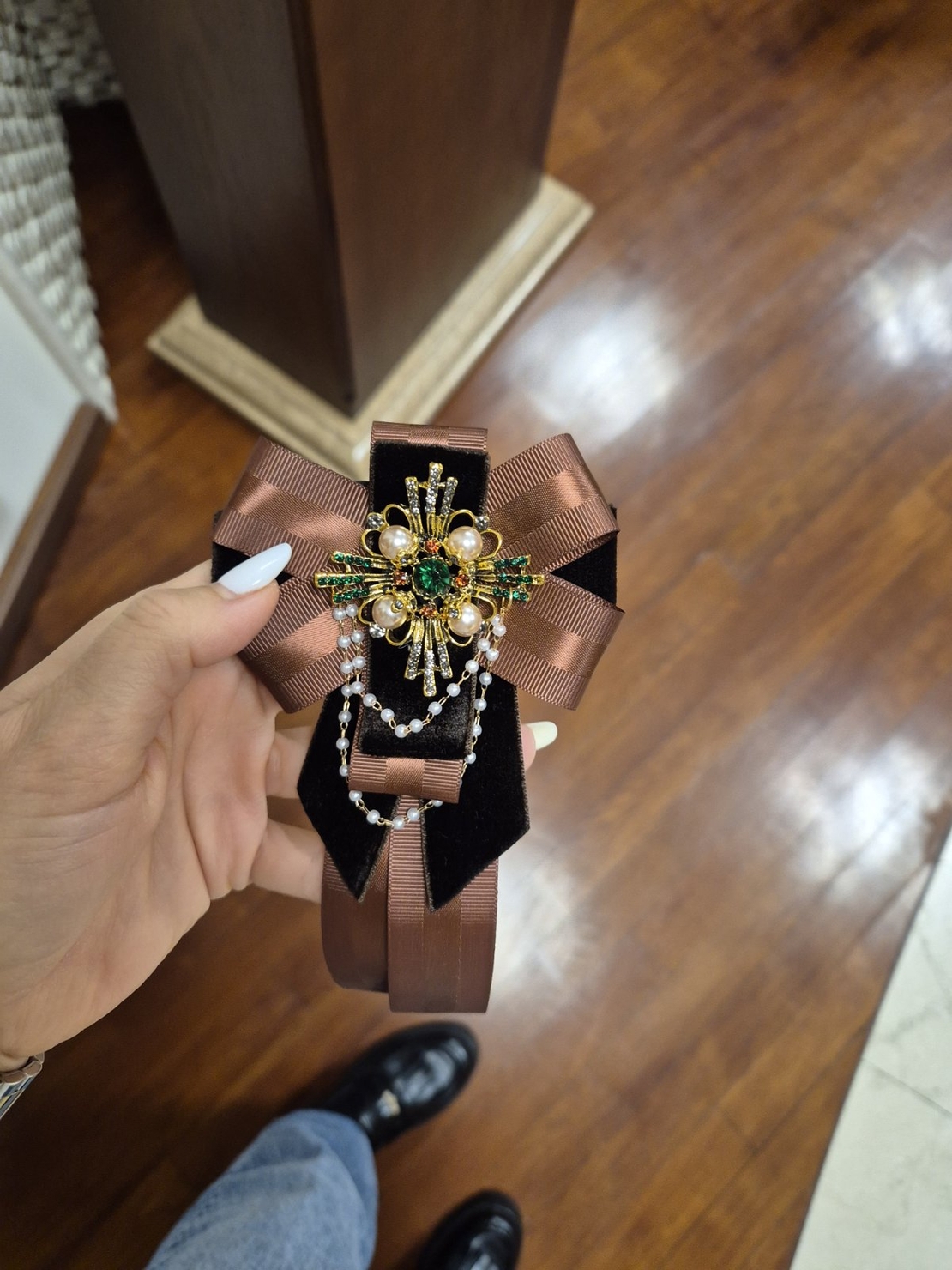 Chocolate brown bow brooch