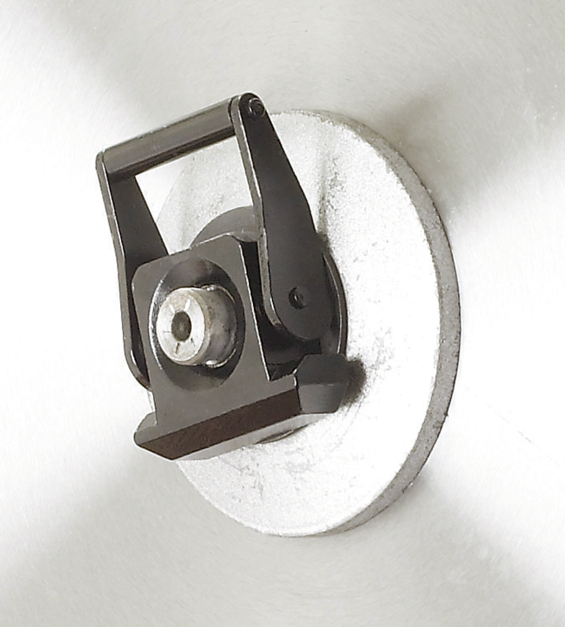 Quick connection nut for blade