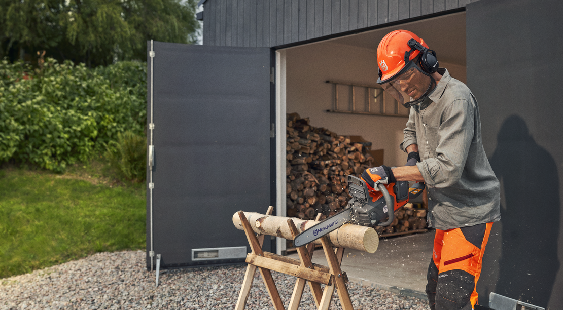 Husqvarna 225i Акумулаторен трион с батерия и зарядно