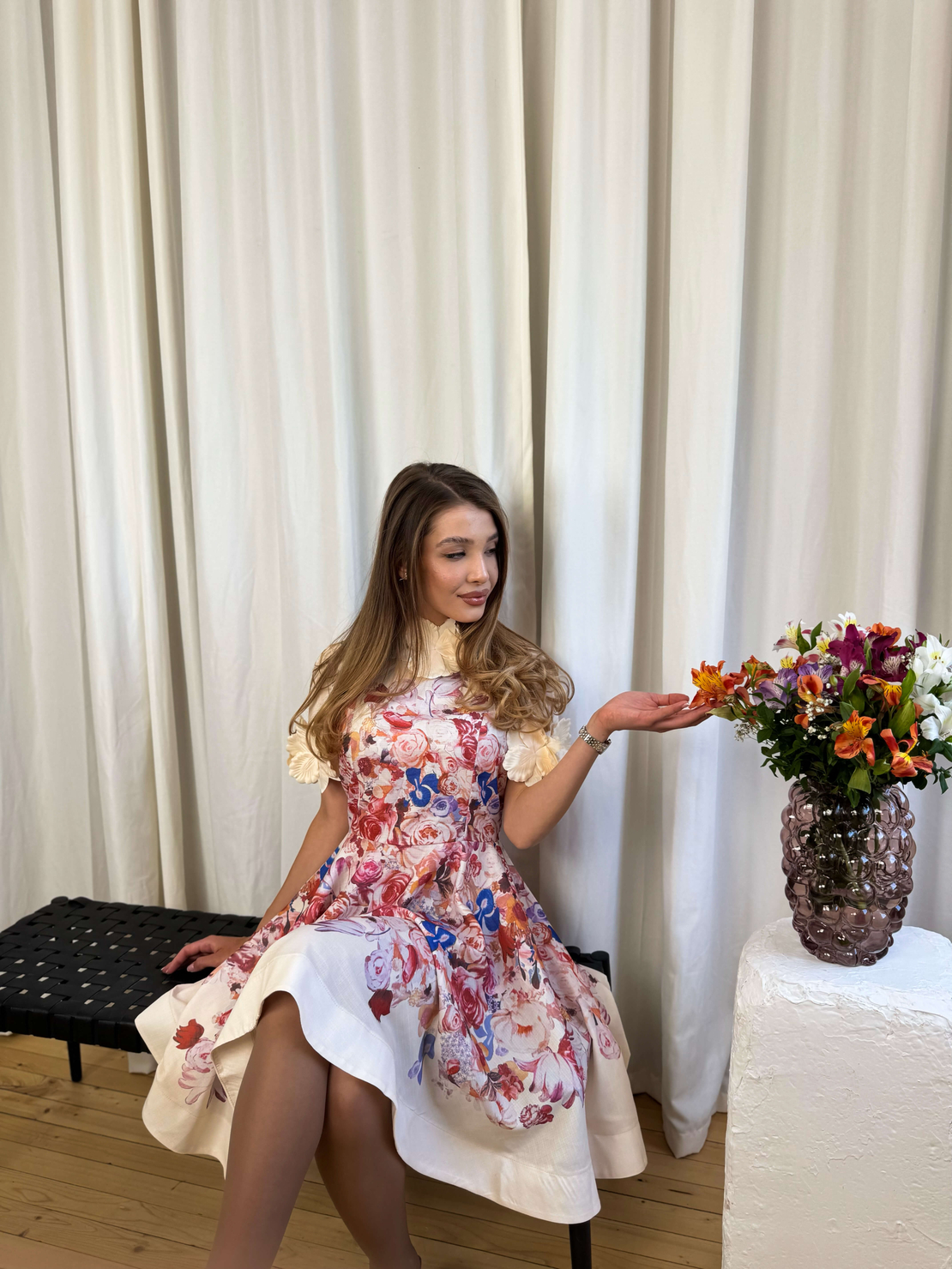 Флорална рокля в кремаво