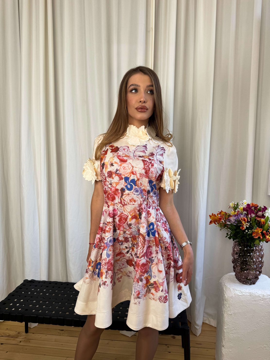 Флорална рокля в кремаво