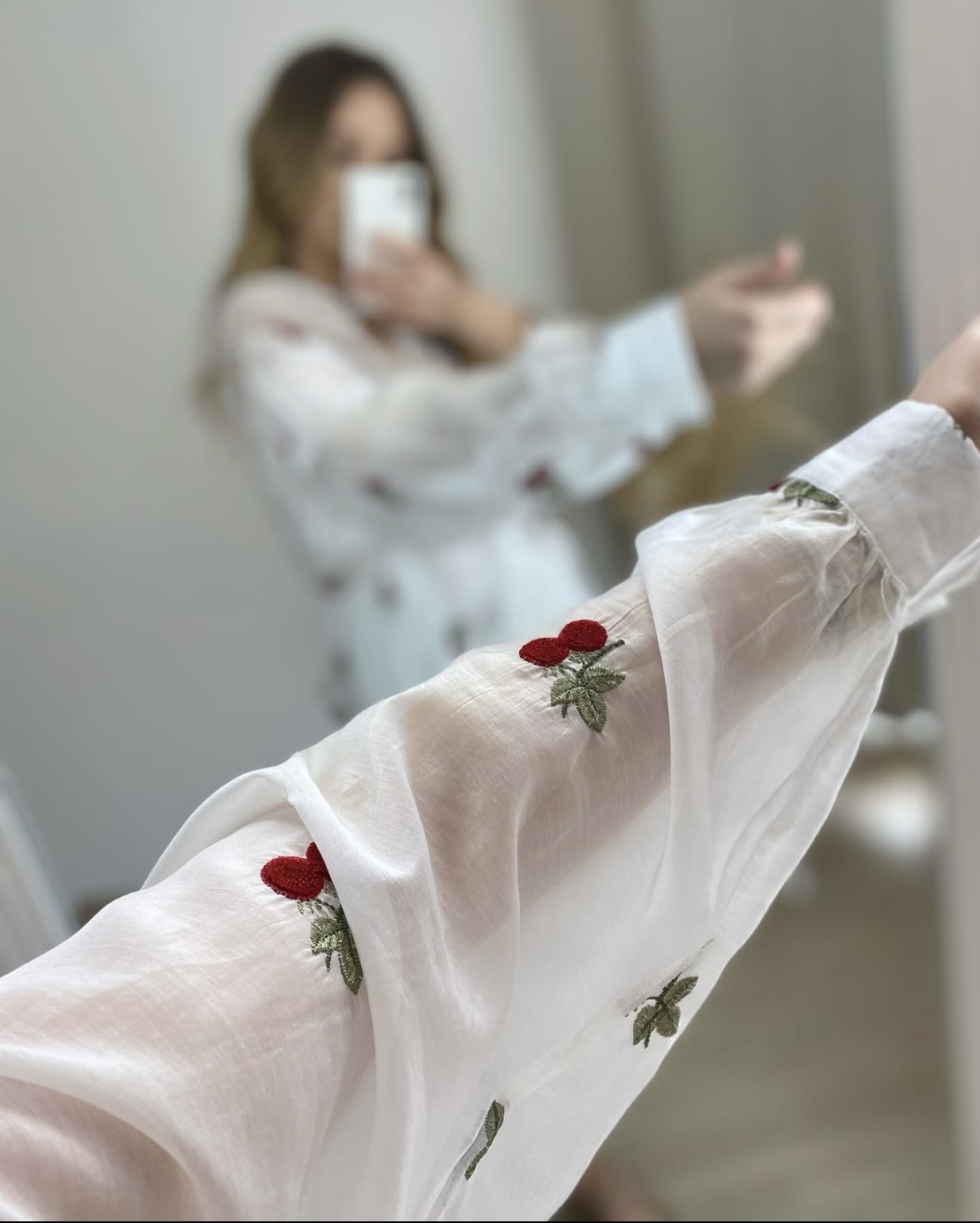 Сет с бродирани черешки