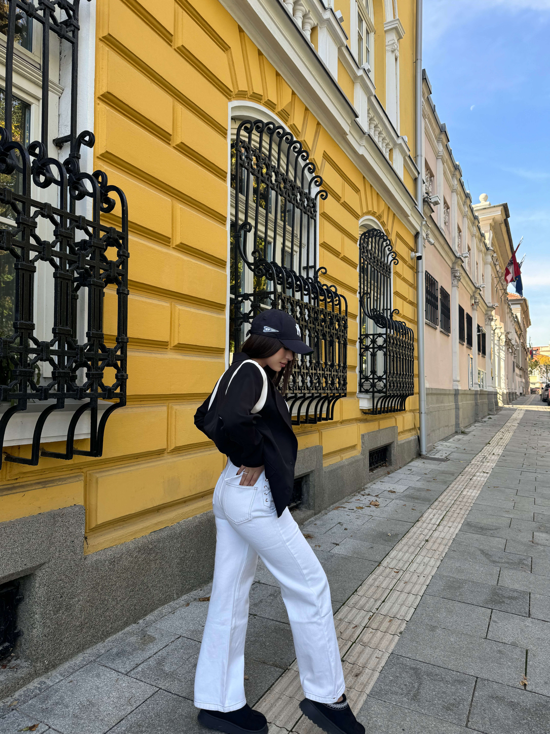 Карго дънки в бяло