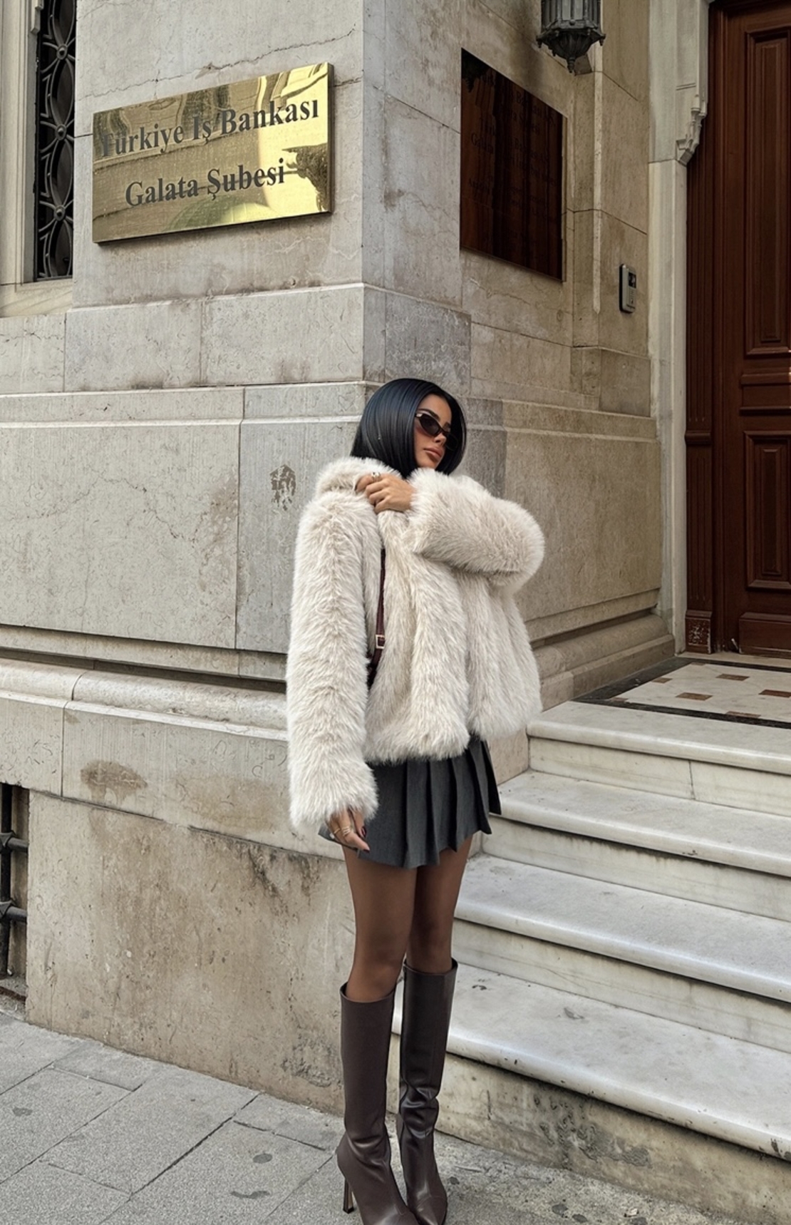 Кремаво палто