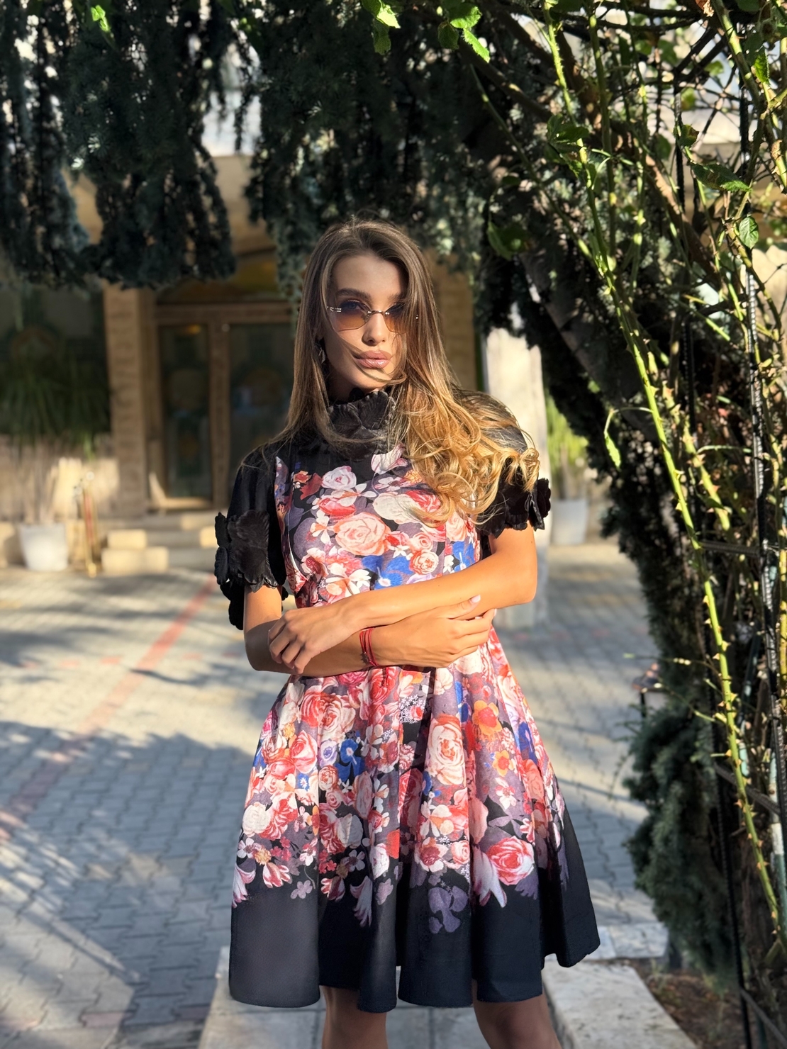 Флорална рокля в черно