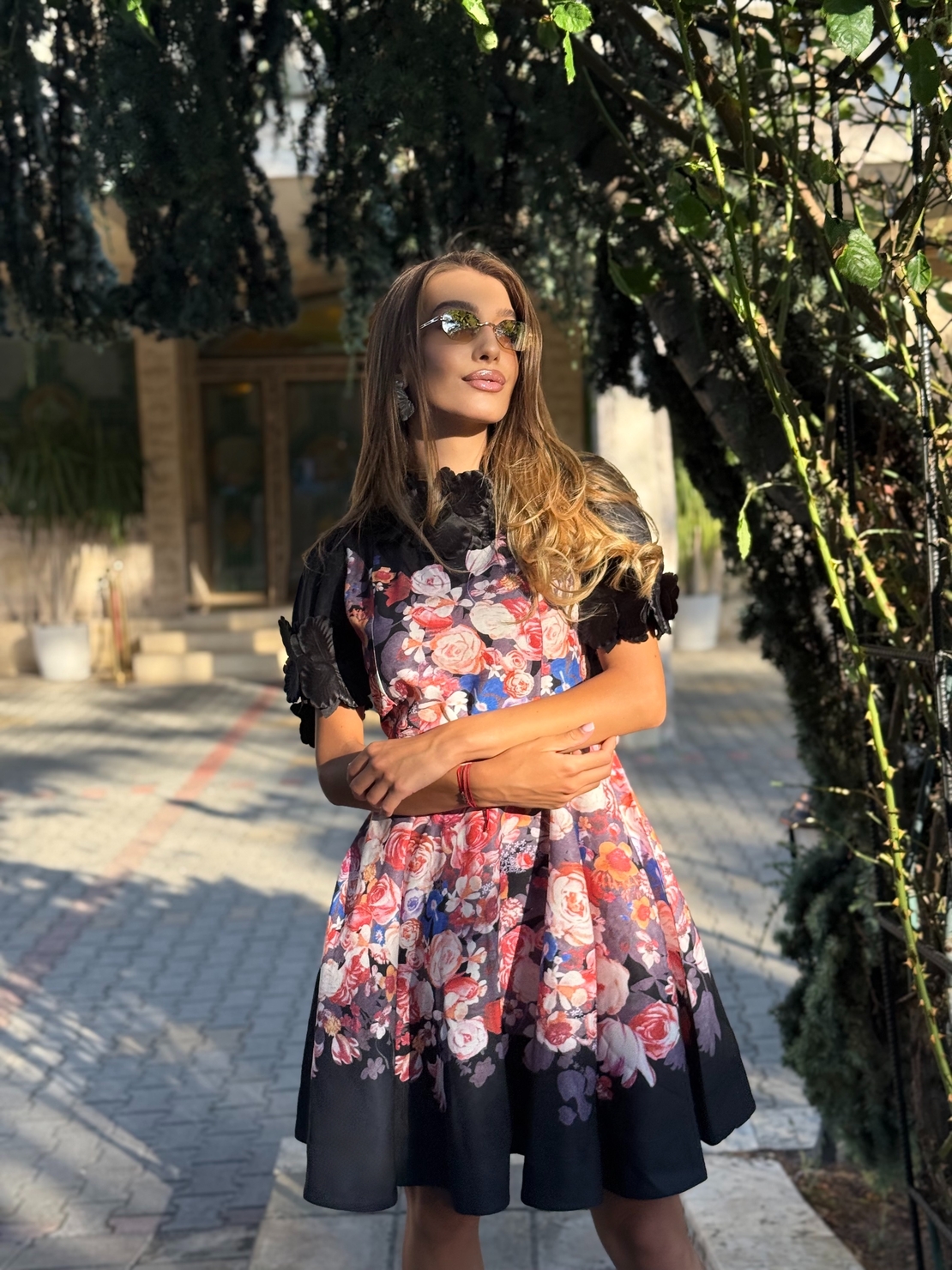 Флорална рокля в черно