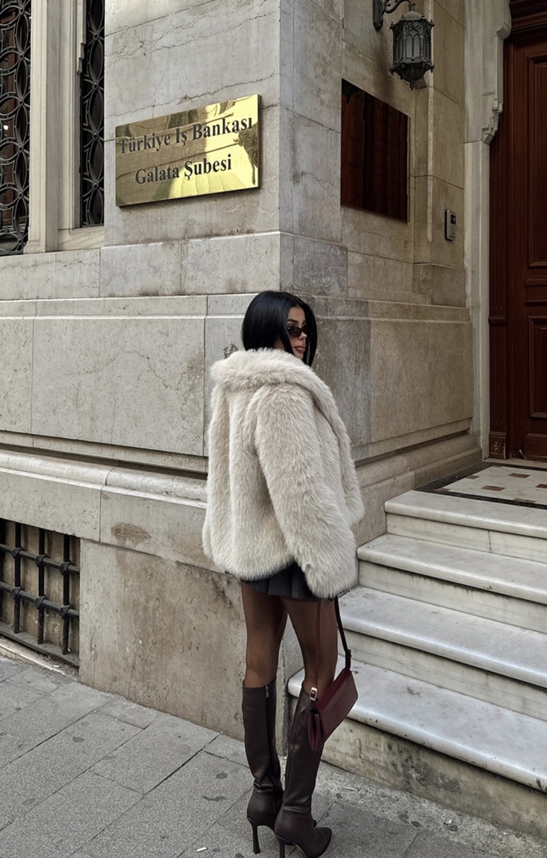 Кремаво палто