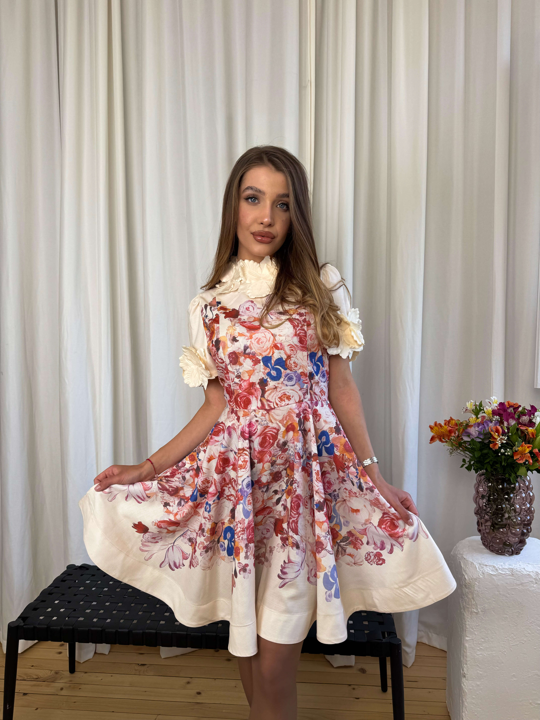 Флорална рокля в кремаво