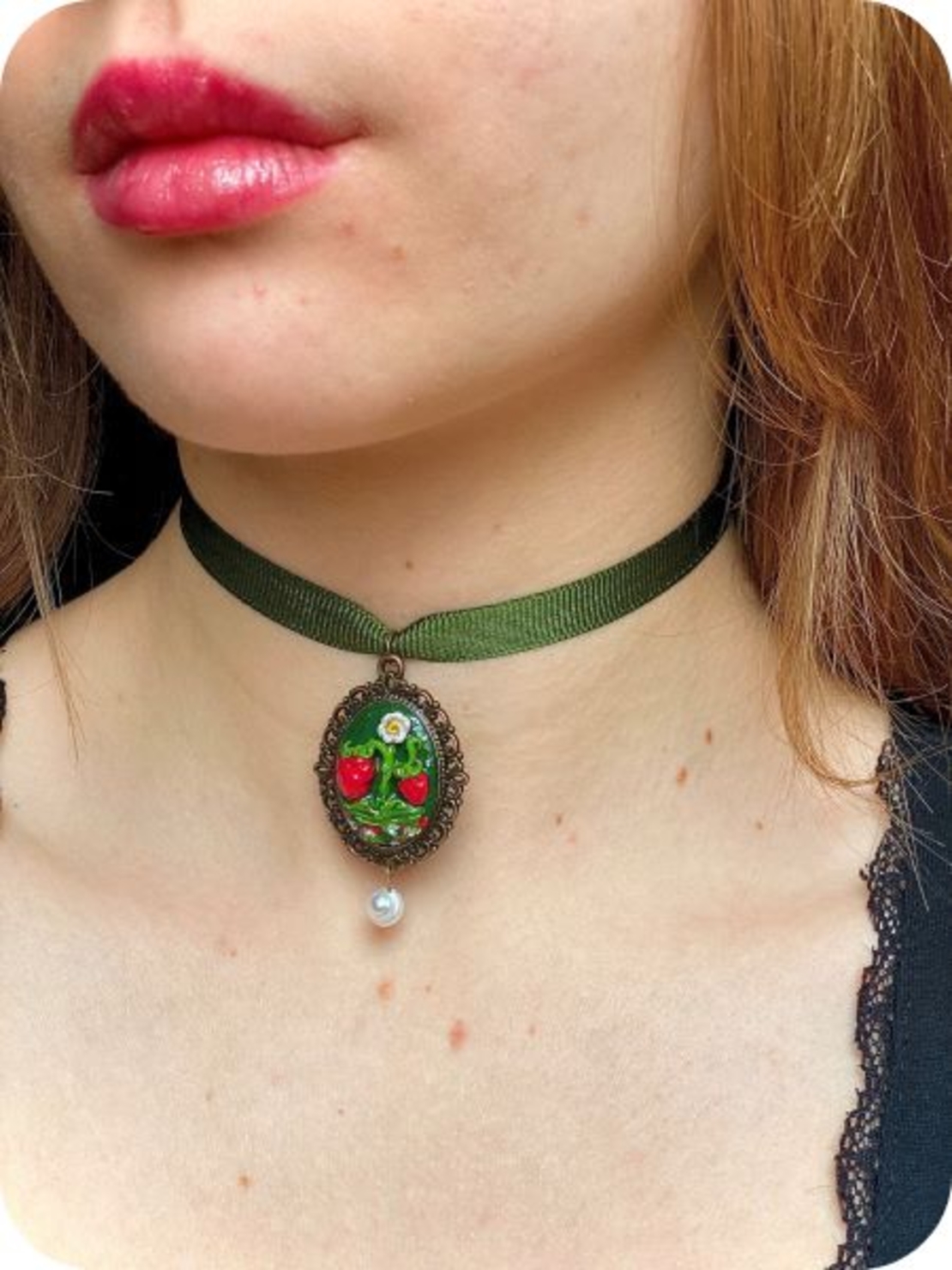 Чоукър с ягодки