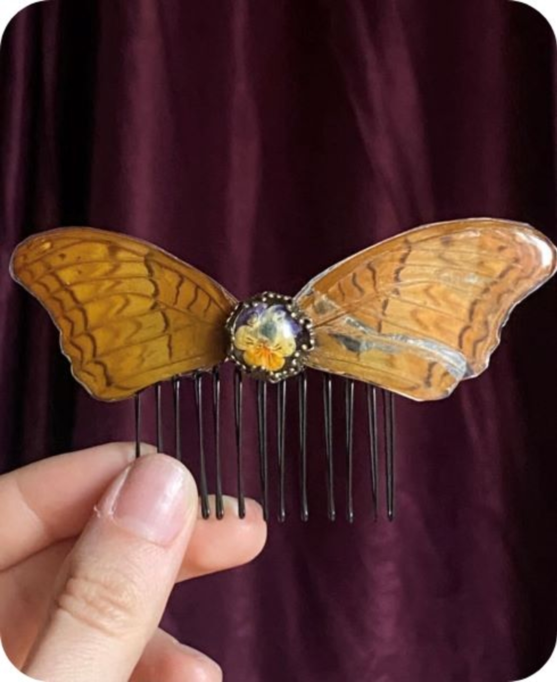 Шнола да коса с пеперудени крила