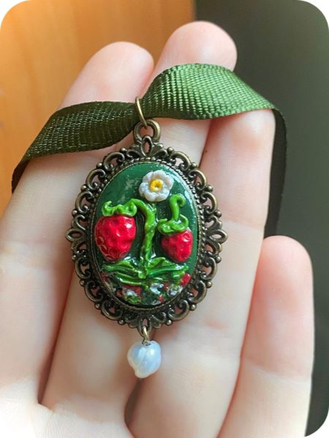 Чоукър с ягодки