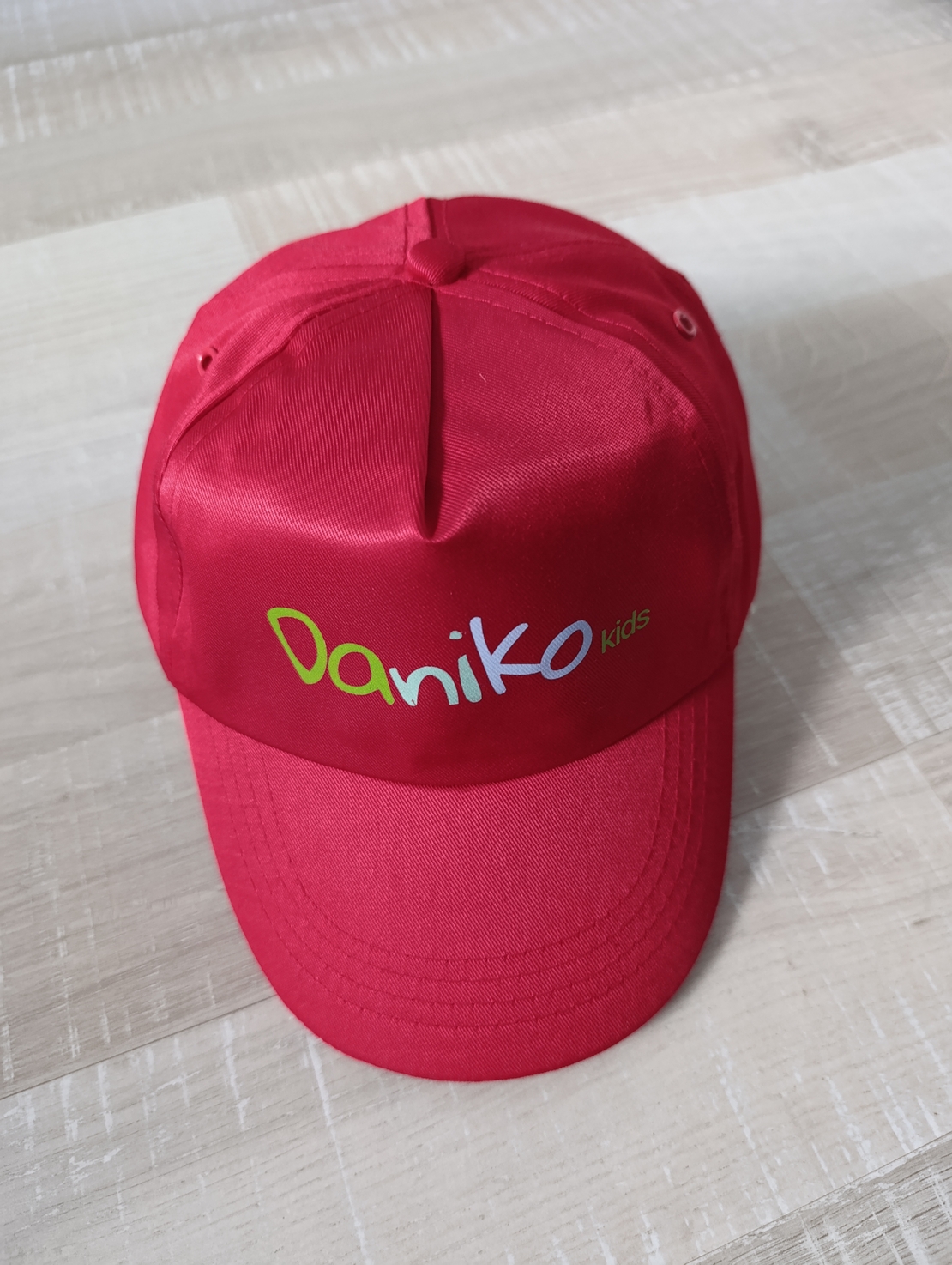 Шапка с козирка в червено