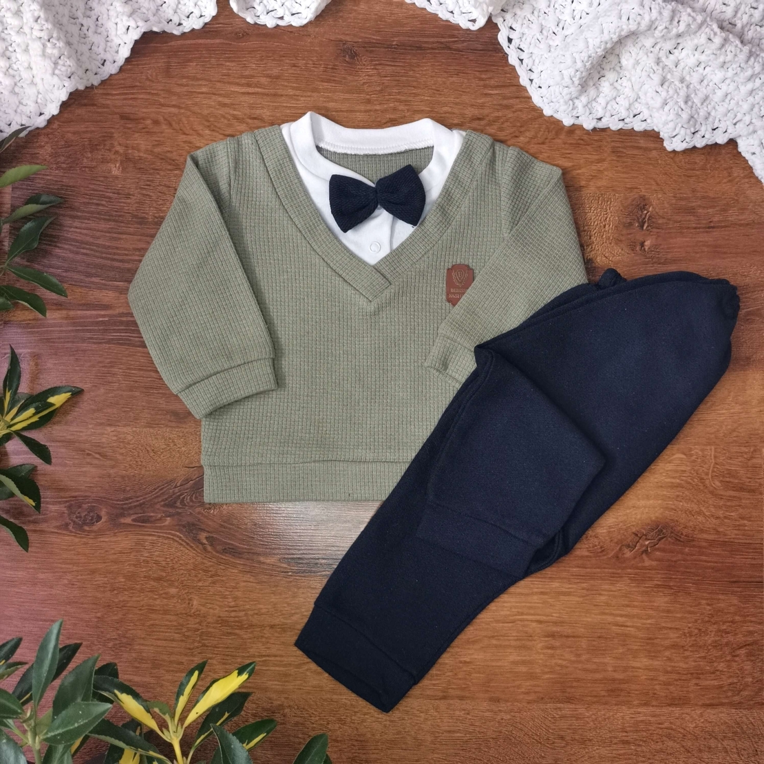 Пуловер с папионка зелен