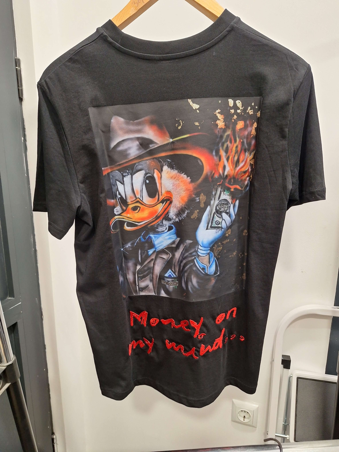 Тениска MONEY ON MY MIND(черно)