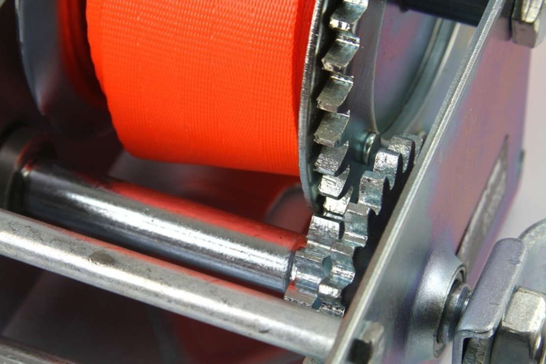 НЕМСКА Полска Ръчна Лебедка с Колан 2500lb – 1133кг Mar-Pol + ЛЕД ФЕНЕР