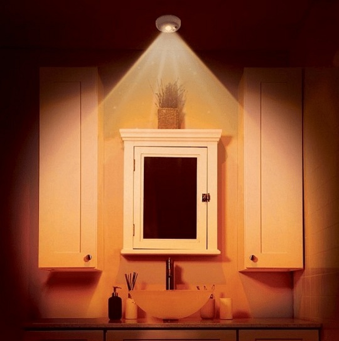 НЕМСКА Лампа с топла светлина и датчик за движение, Безжична + ЛЕД ФЕНЕР