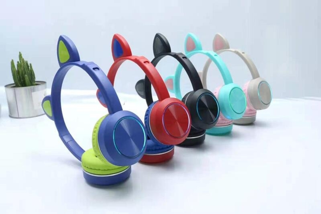 НЕМСКИ Музикални Светещи котешки слушалки за уши с Bluetooth + ЛЕД ФЕНЕР