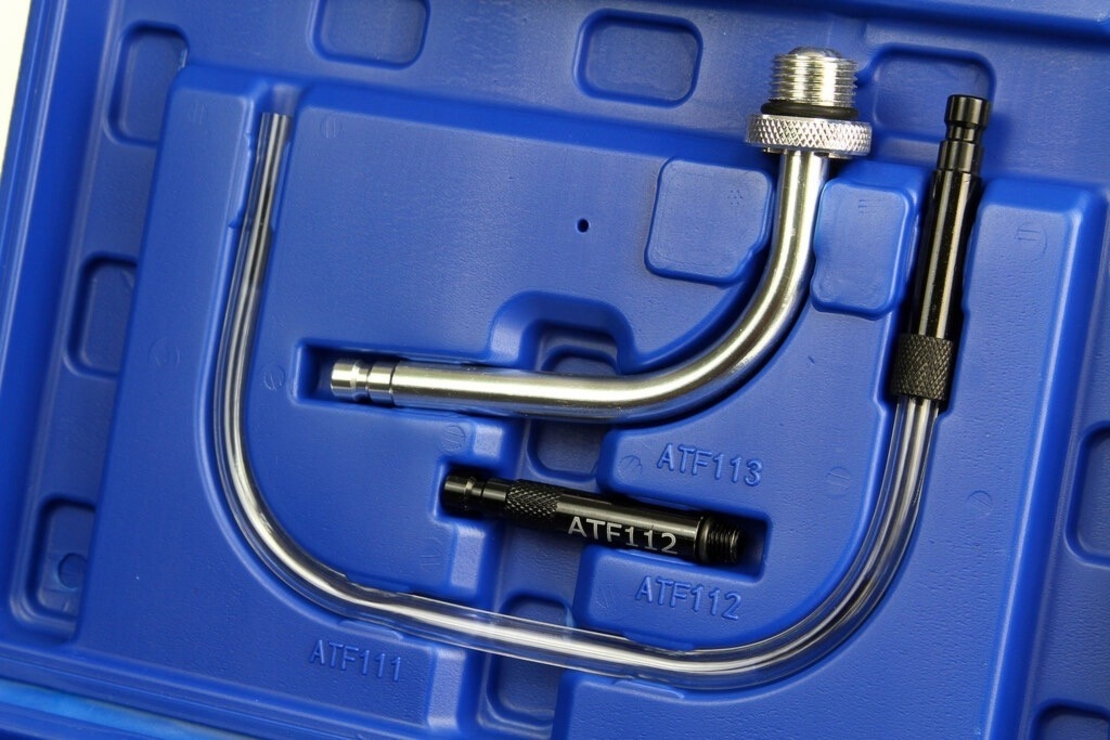 НЕМСКА Пневматична Помпа за Масла на Скоростни Кутии 8 литра HAWEK HW-1038 + ЛЕД ФЕНЕР