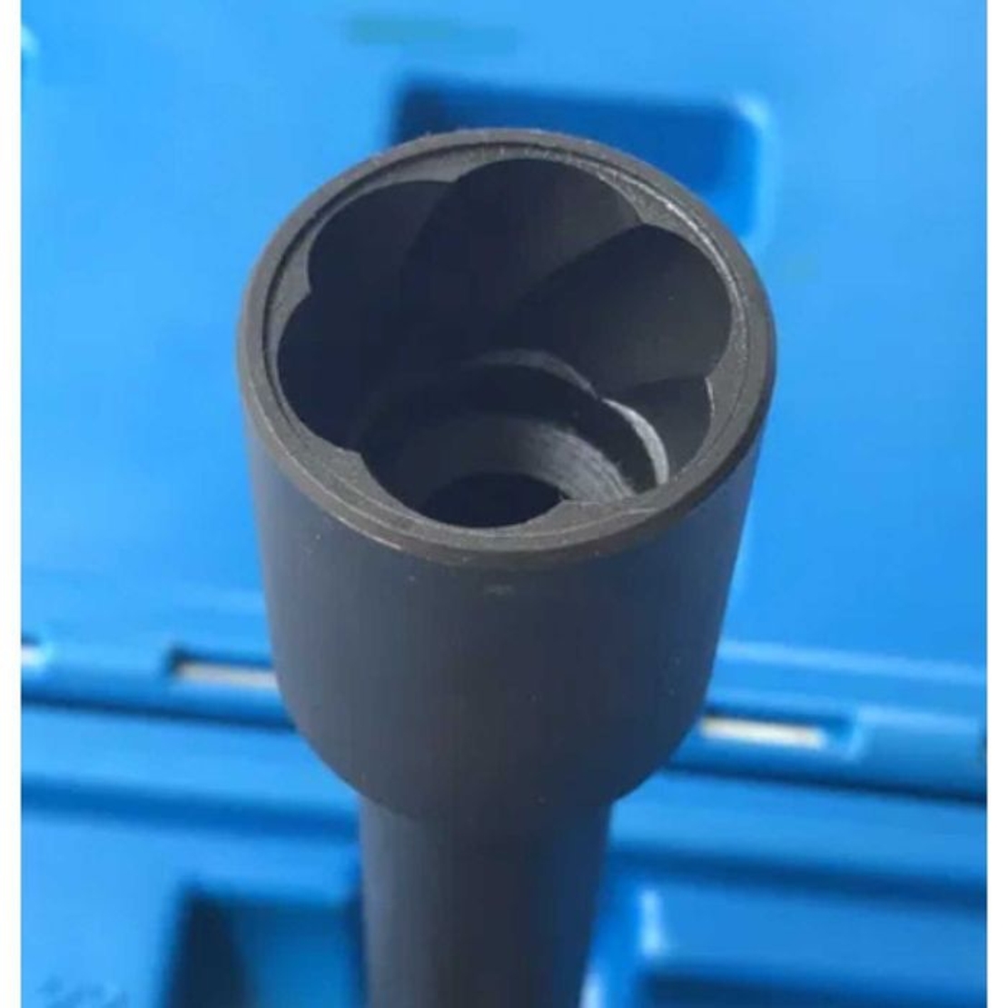 НЕМСКИ Комплект Екстрактори За Развалени Гайки Rock Force + ЛЕД ФЕНЕР