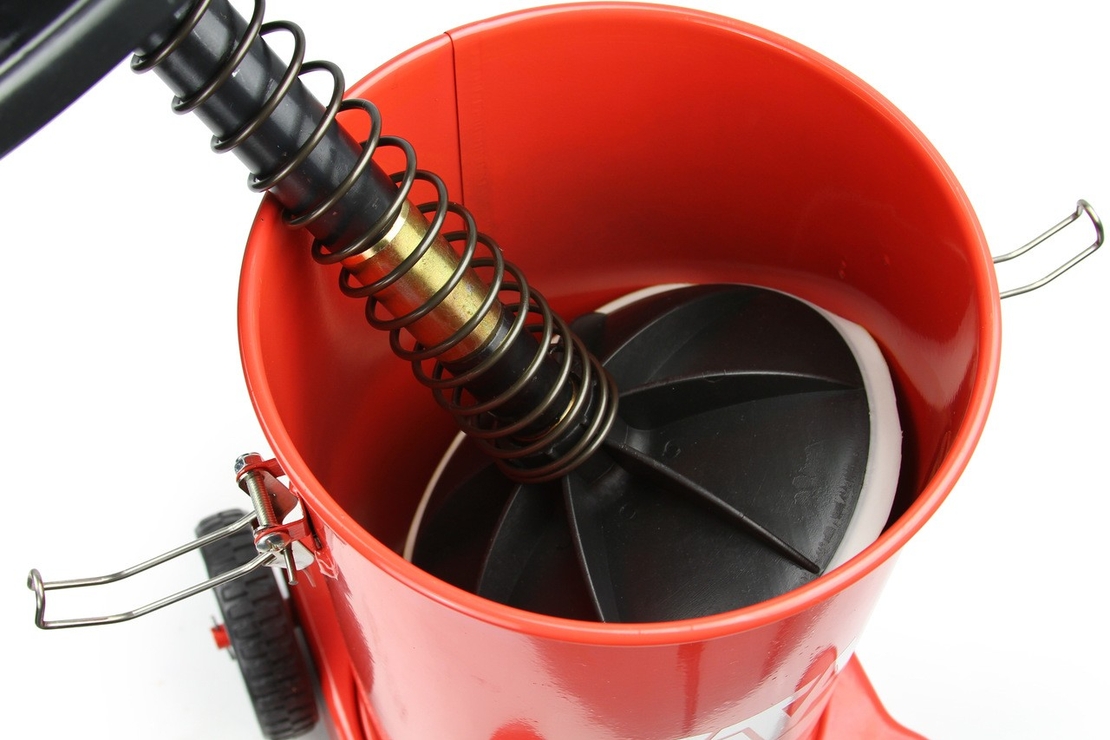 НЕМСКА Пневматична система за гресиране – такаламит 12 литра CATA Mar pol + ЛЕД ФЕНЕР