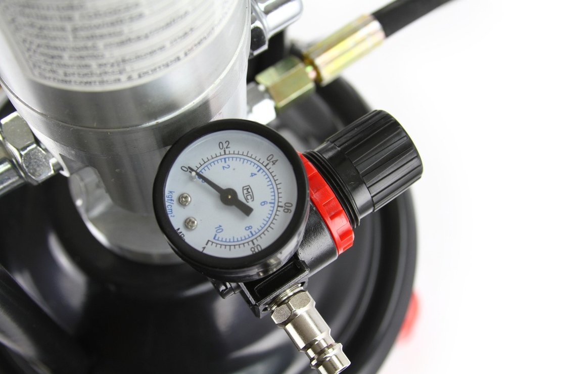 НЕМСКА Пневматична система за гресиране – такаламит 12 литра CATA Mar pol + ЛЕД ФЕНЕР