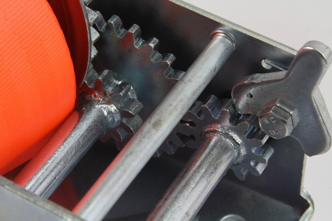 НЕМСКА Полска Ръчна Лебедка с Колан 2500lb – 1133кг Mar-Pol + ЛЕД ФЕНЕР