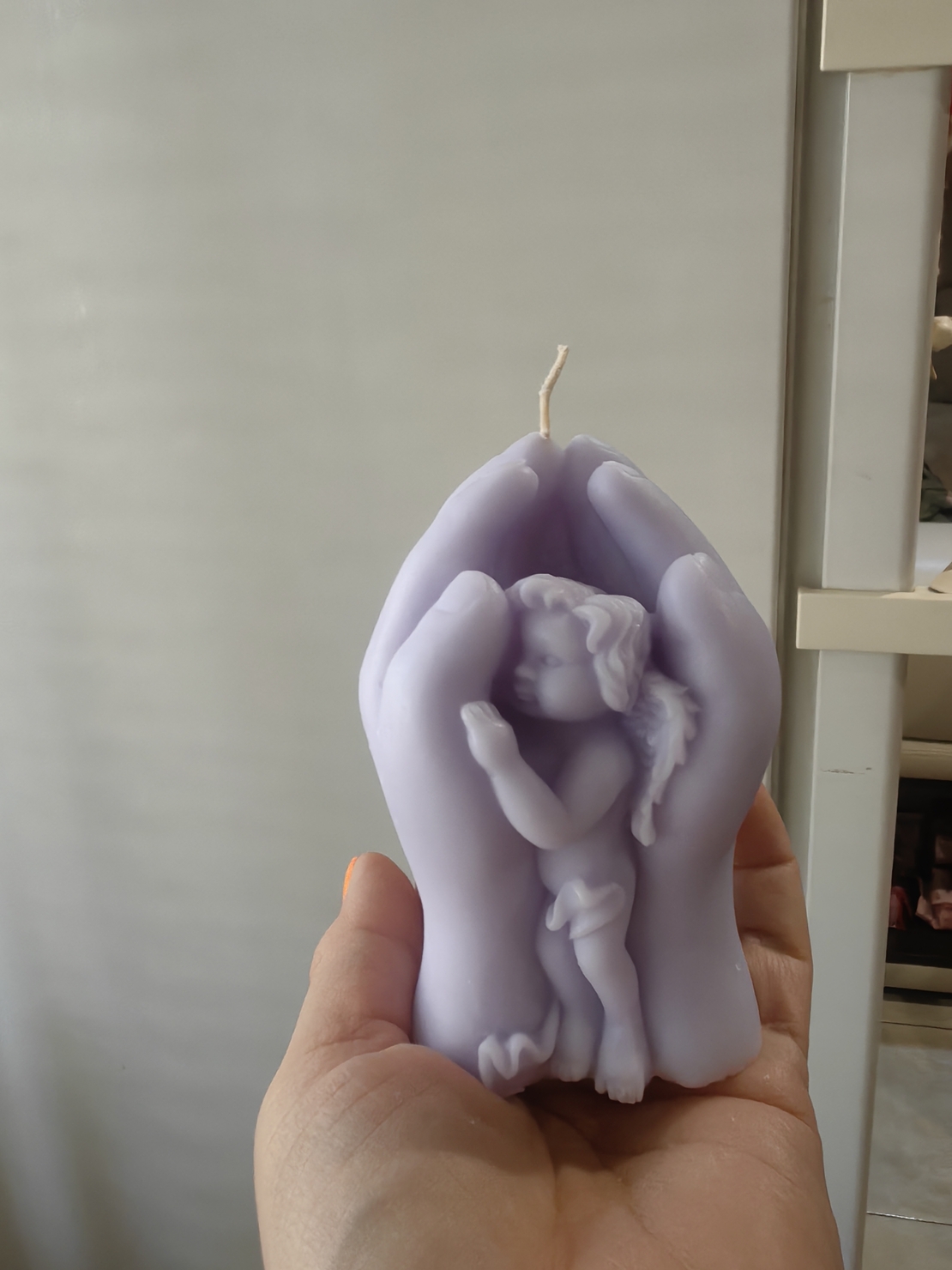 3D ръце държащи ангелче